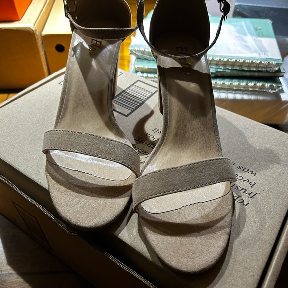 Beautiful Sandals - Picture 2 of 3